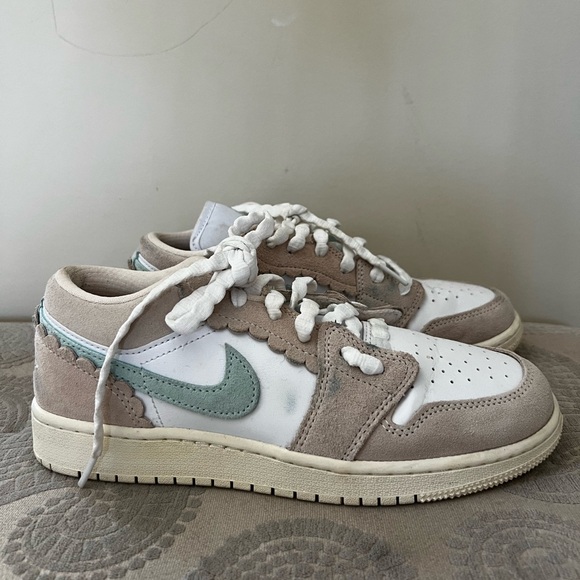 GIRLS Nike Air Jordan 1 Low KIDS - Picture 1 of 6